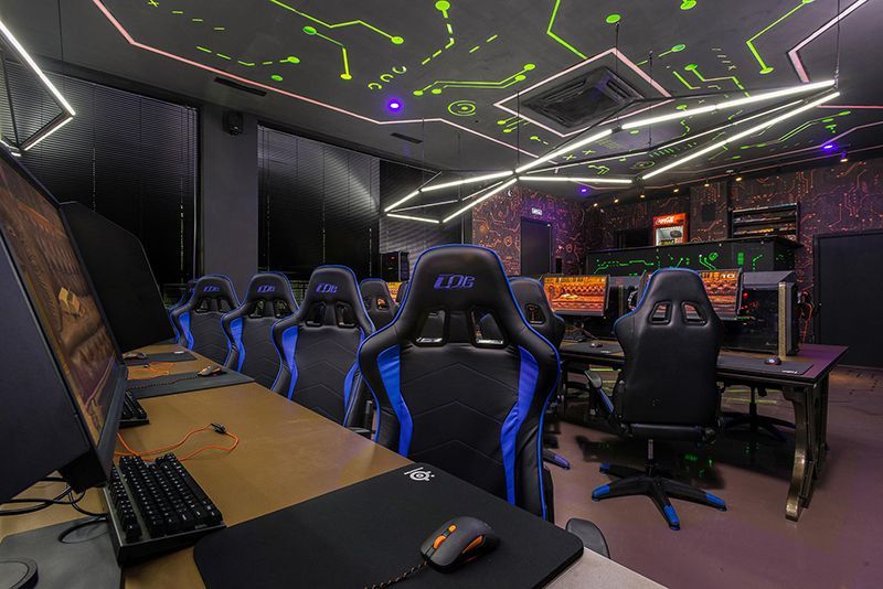 Место для игры за компьютером - клуб Дрифт Обстановка в игровом клубе Дрифт